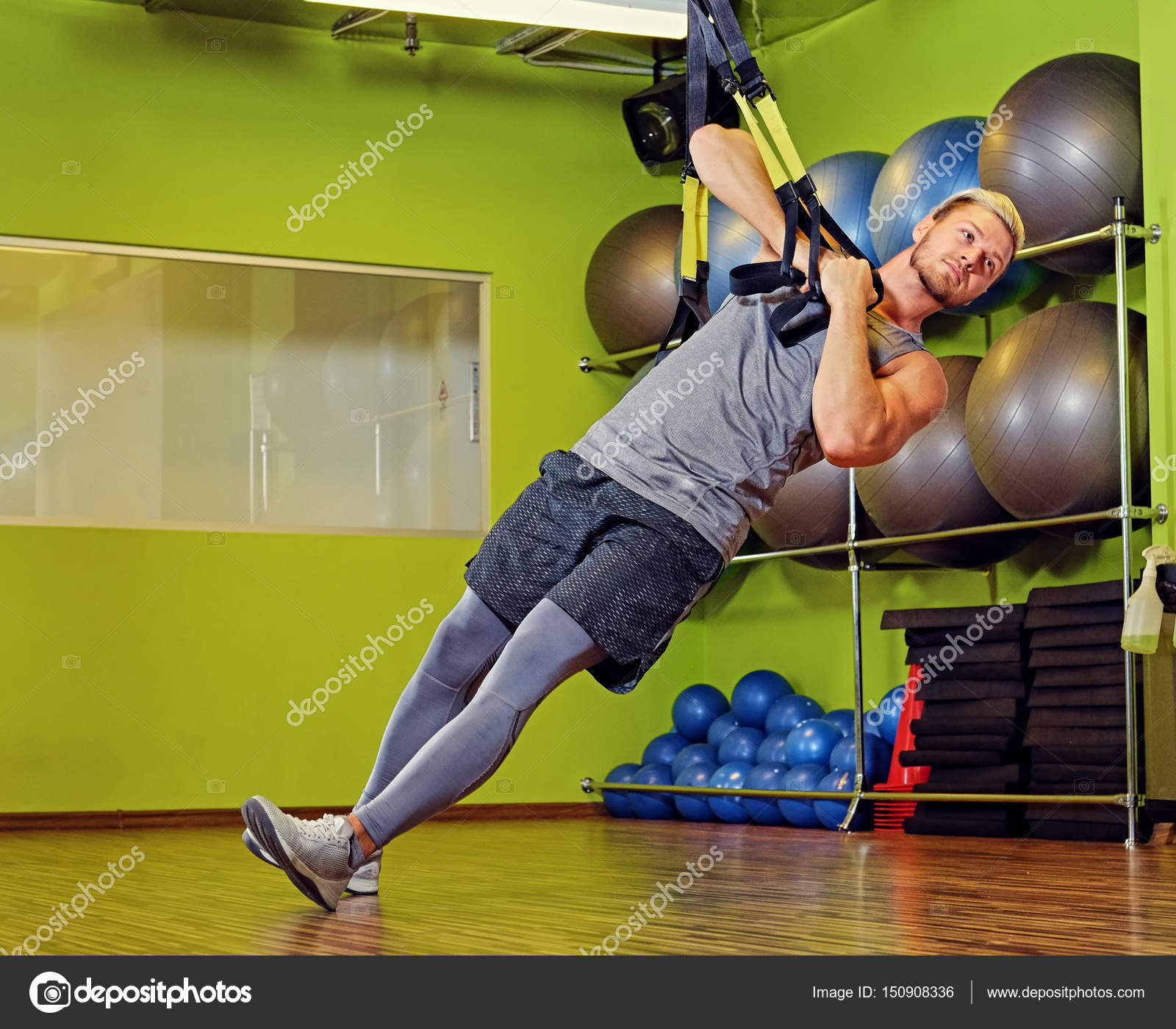 Trx 스트랩 운동 하는 남자 — 스톡 사진 © fxquadro #150908336