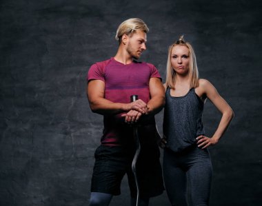 Sportif erkek ve ince sarışın kadın