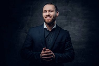 sakallı adam portresi stüdyo