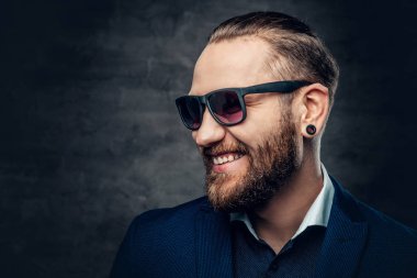 Sakallı erkek mavi bir ceket giymiş