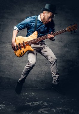 Komik bas gitarist olarak bir atlama 