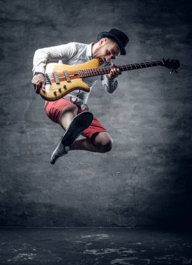 Komik basçı bir silindir şapkalı