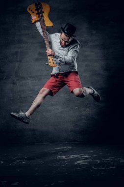 Komik basçı bir silindir şapkalı