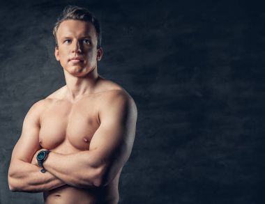 Çapraz kolları olan gömleksiz atletik erkek