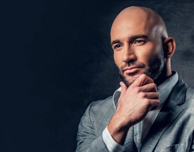Işık gri elbiseli şık adam