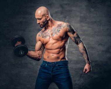 Traş baş gömleksiz adam