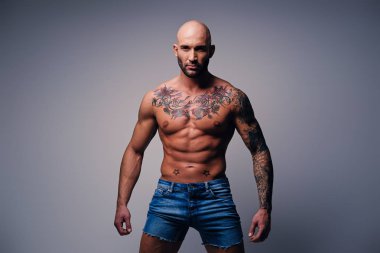 Onun gövde üzerinde dövmeli kas adam