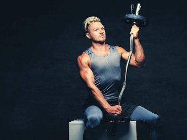 Atletik erkek halter tutar