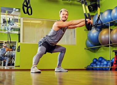 Trx kayışları ile egzersiz adam