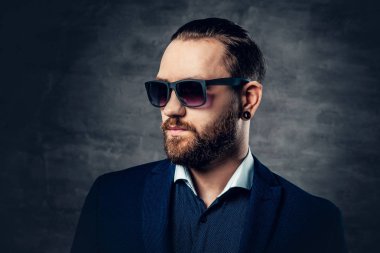 Erkek güneş gözlüğü ve takım elbise