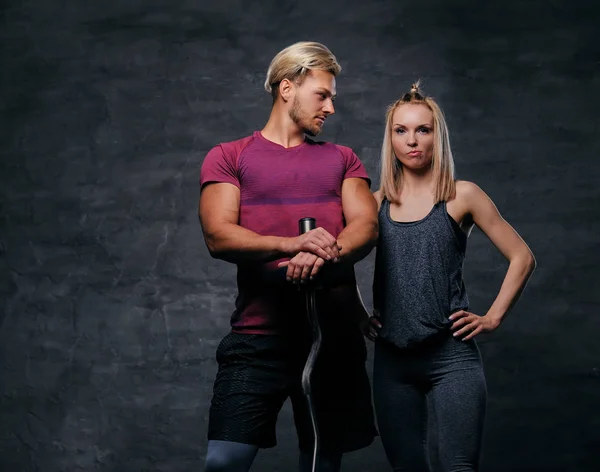 Homem desportivo e mulher loira magro — Fotografia de Stock