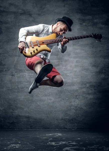 Komik basçı bir silindir şapkalı