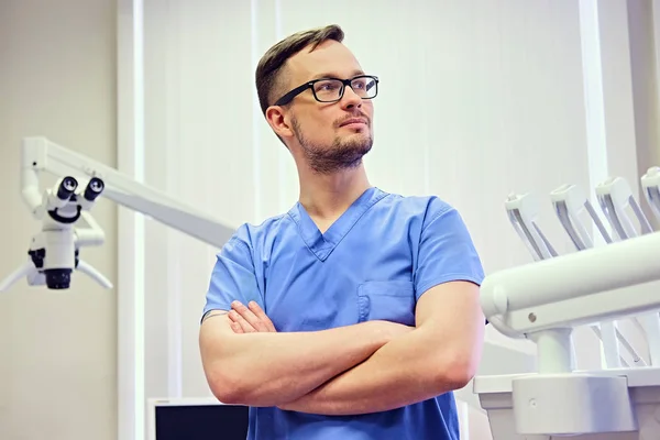Стоматолог у кімнаті з медичним обладнанням — стокове фото