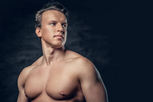 Studio portret van shirtless atletische man — Stockfoto