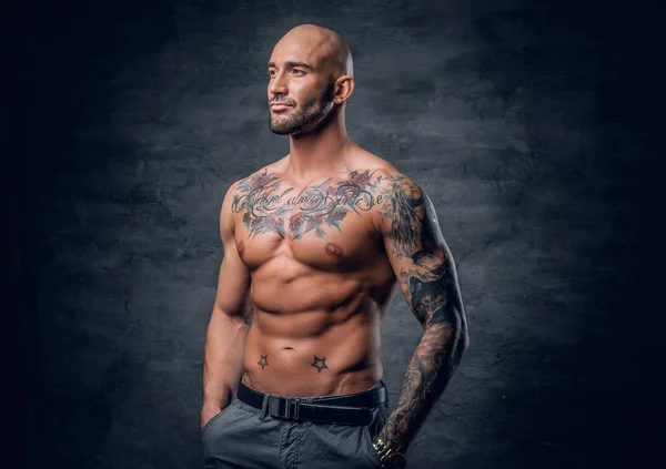 Shirtless gespierde man met tatoeages — Stockfoto