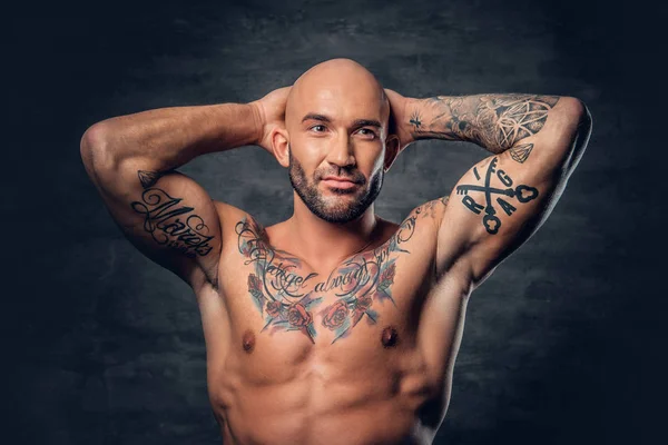 Bar överkropp atletisk man med tatueringar — Stockfoto
