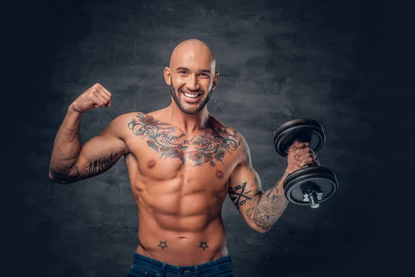 Homme sportif avec tatouages détient haltère — Photo