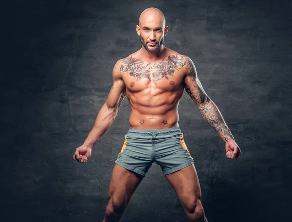 Muskularny mężczyzna z tatuażem ciała — Zdjęcie stockowe