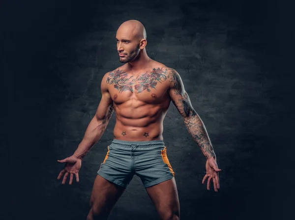Muscular man with tattooed body — Stock Photo, Image