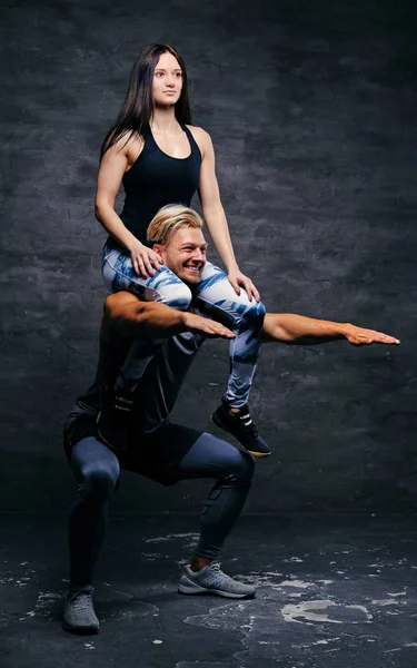 Atletisk man gör knäböj med kvinna — Stockfoto