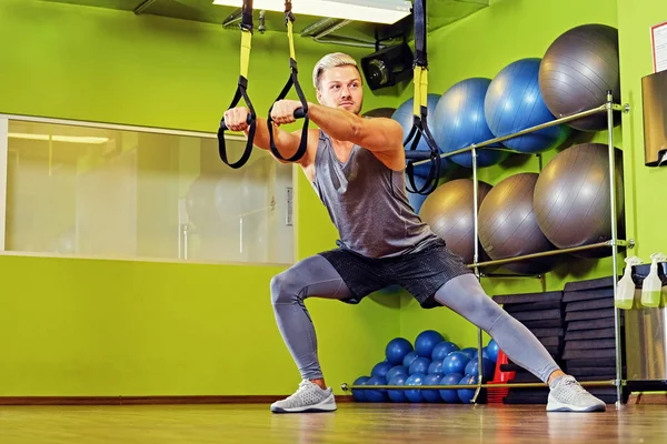 Man tränar med trx remmar — Stockfoto