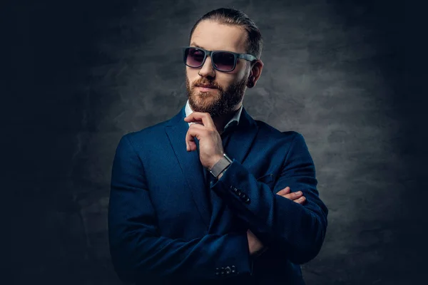 Elegante uomo barbuto in occhiali da sole — Foto Stock