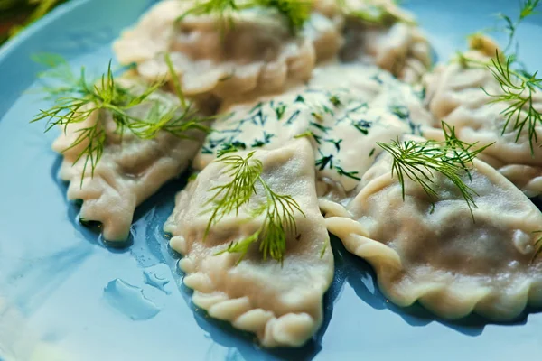 Heerlijke dumplings met peterselie — Stockfoto