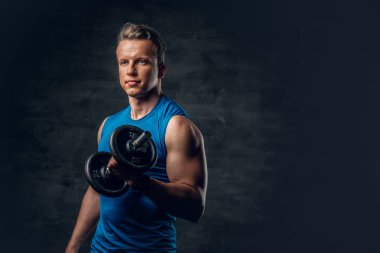 Atletik erkek halter tutar