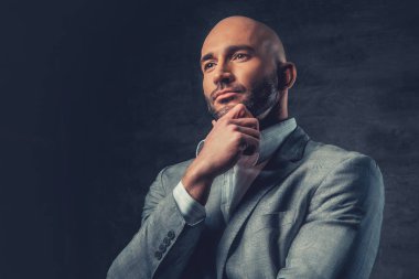 Işık gri elbiseli şık adam