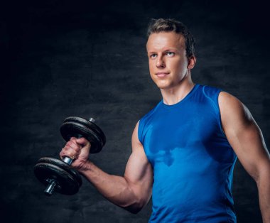 İçinde mavi bir spor giyim giyinmiş atletik adam