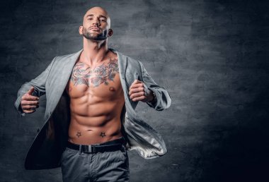 Gri bir ceket giymiş adam 