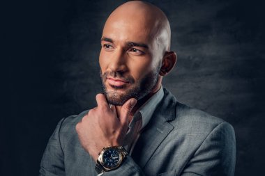 Işık gri elbiseli şık adam