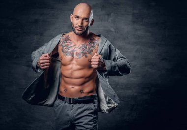 Gri bir ceket giymiş adam 