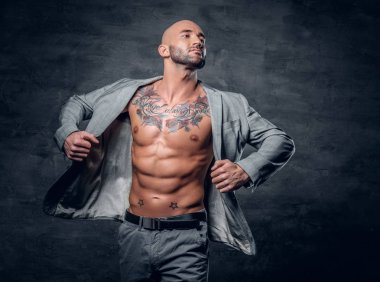 Gri bir ceket giymiş adam 