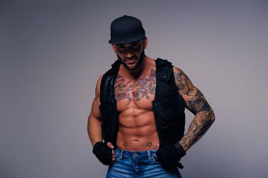 Dövmeli adam bir kot pantolon giymiş