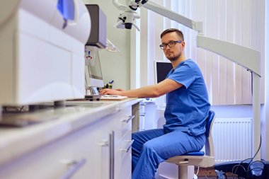 Bilgisayar kullanma yakışıklı erkek diş hekimi