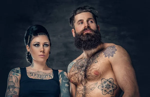 Dövmeli erkek ve esmer kadın — Stok fotoğraf