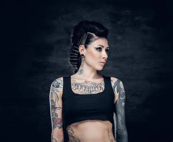 Morena feminina com tatuagens — Fotografia de Stock