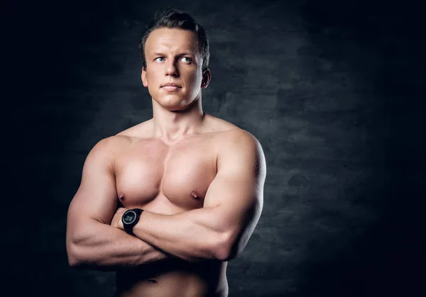 Uomo atletico senza maglietta con le braccia incrociate — Foto Stock