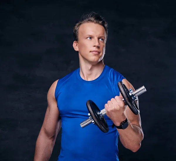 Atletický muž oblečený v modré sportovní oblečení — Stock fotografie