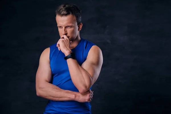 Homem desportivo vestido com um sportswear azul — Fotografia de Stock