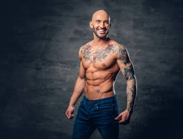 Muskulöser Mann mit Tätowierungen — Stockfoto