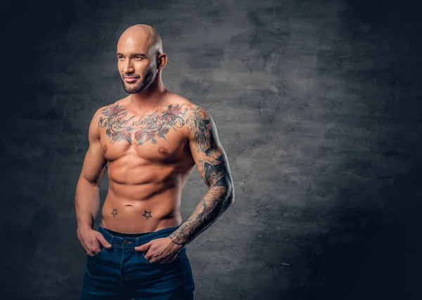 Shirtless muscular man with tattoos — Stock Photo, Image