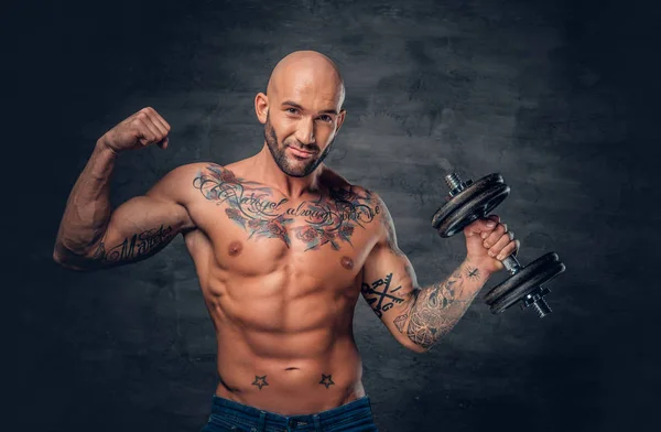 Sportieve man met tatoeages houdt van halter — Stockfoto