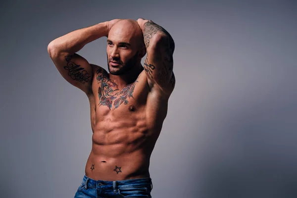 М'язистий чоловік з татуюваннями — стокове фото