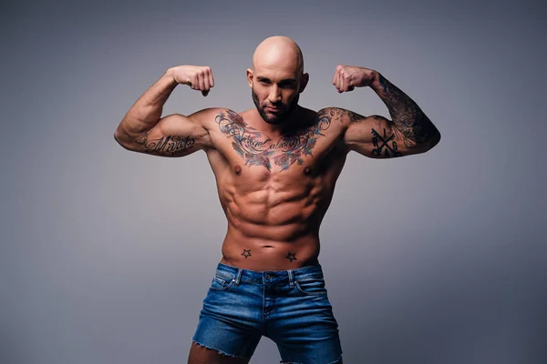 Masculino muscular con tatuajes — Foto de Stock