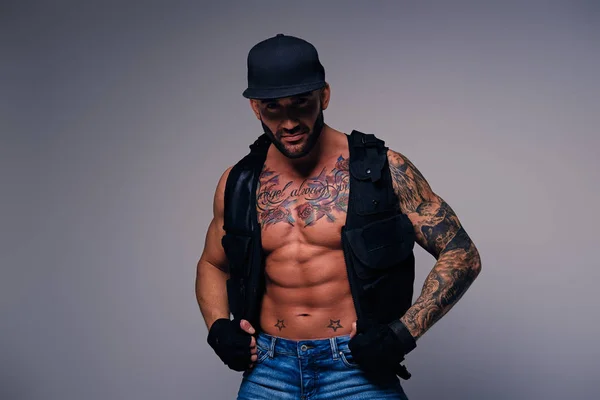 Homem tatuado vestido de jeans — Fotografia de Stock