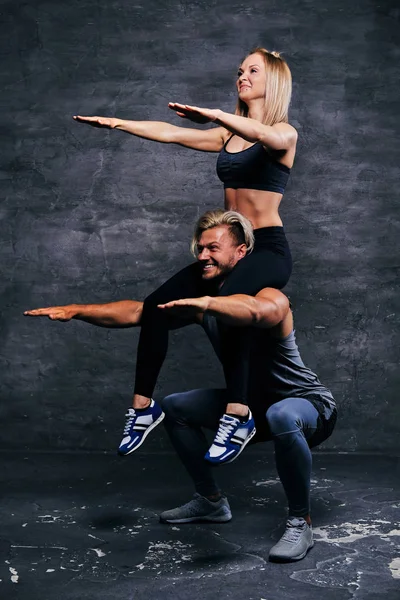 Athletic male doing squats with female — Stock Photo, Image