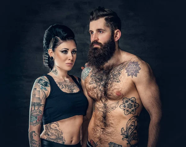 纹身男和黑发女性 — 图库照片