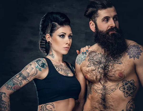 Tatuado masculino e morena feminino — Fotografia de Stock